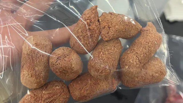 ジッパー付きの袋に入っためちゃマウス。茶色い棒状の固形物が入っている